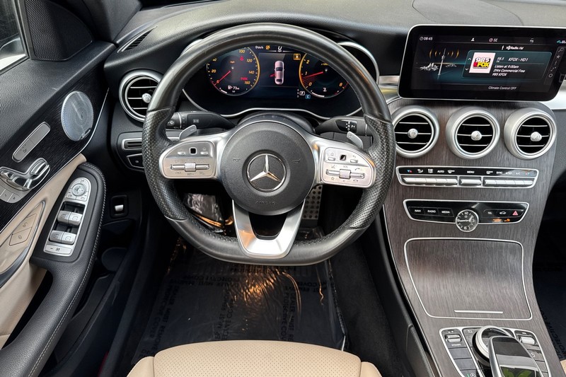 Mercedes-Benz C-Class Vehicle Full-screen Gallery Image 14