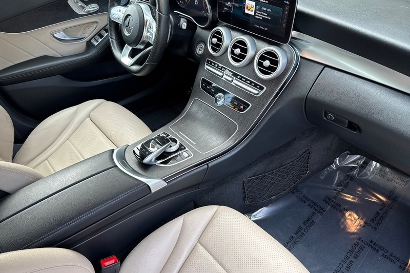 Mercedes-Benz C-Class Vehicle Full-screen Gallery Image 15