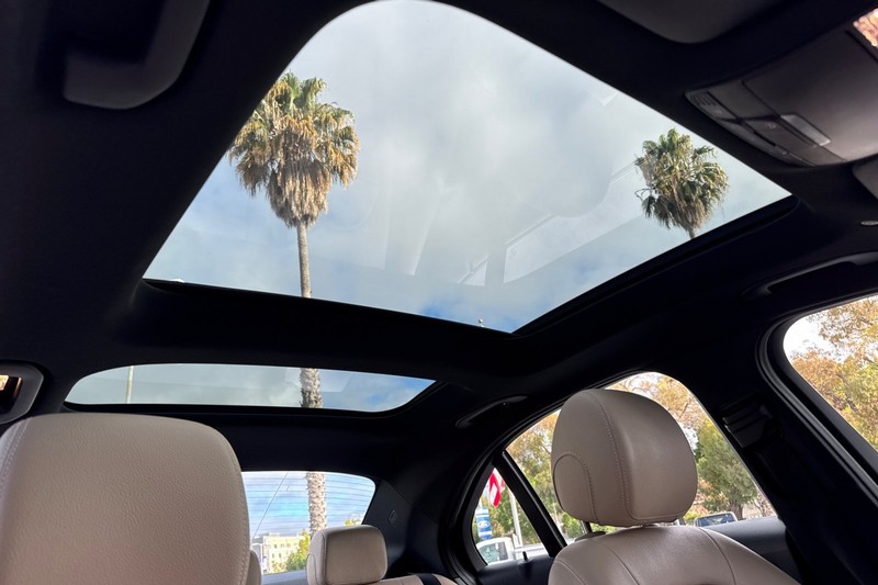 Mercedes-Benz C-Class Vehicle Full-screen Gallery Image 16