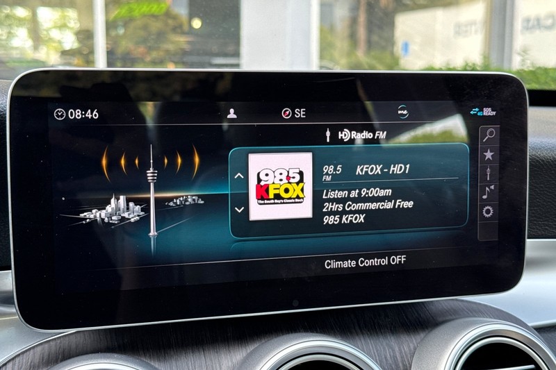 Mercedes-Benz C-Class Vehicle Full-screen Gallery Image 17