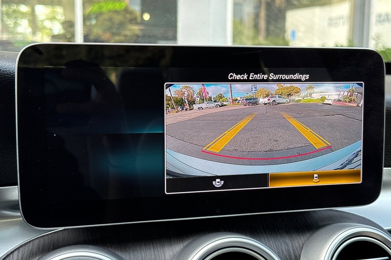 Mercedes-Benz C-Class Vehicle Full-screen Gallery Image 18