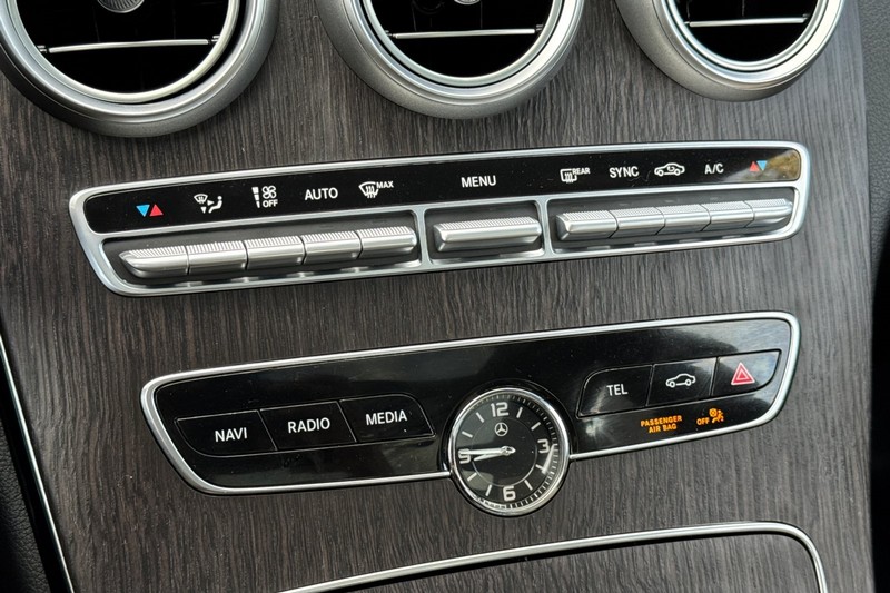 Mercedes-Benz C-Class Vehicle Full-screen Gallery Image 19