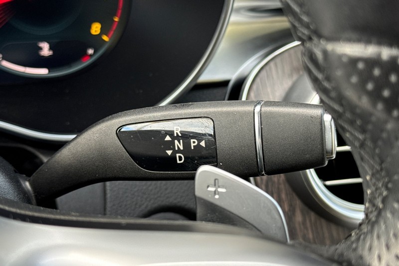 Mercedes-Benz C-Class Vehicle Full-screen Gallery Image 20