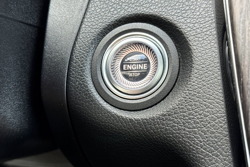 Mercedes-Benz C-Class Vehicle Full-screen Gallery Image 21