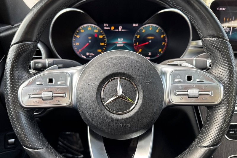 Mercedes-Benz C-Class Vehicle Full-screen Gallery Image 22