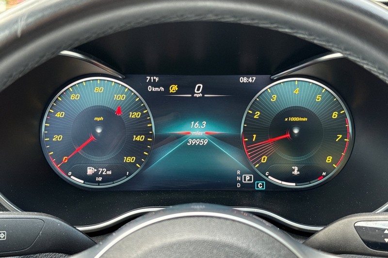 Mercedes-Benz C-Class Vehicle Full-screen Gallery Image 23