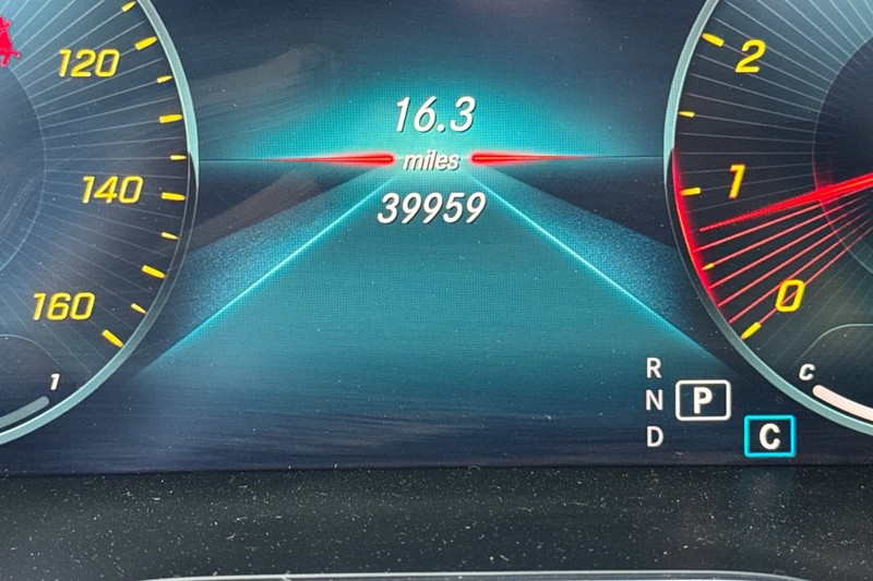 Mercedes-Benz C-Class Vehicle Full-screen Gallery Image 24