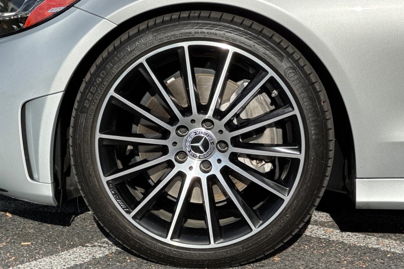 Mercedes-Benz C-Class Vehicle Full-screen Gallery Image 25