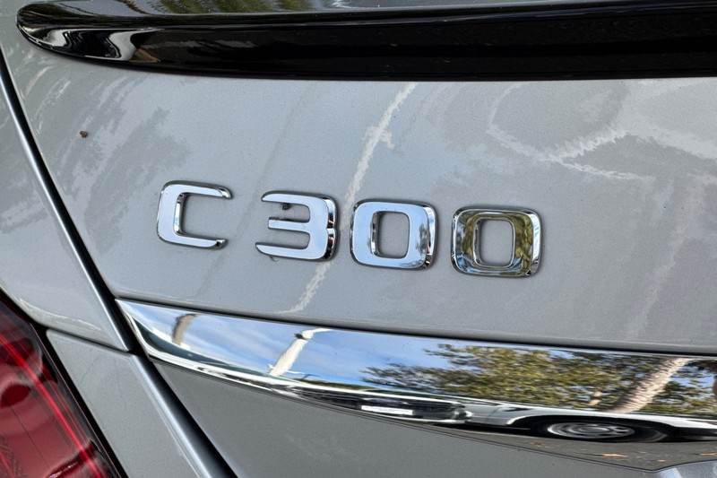 Mercedes-Benz C-Class Vehicle Full-screen Gallery Image 26