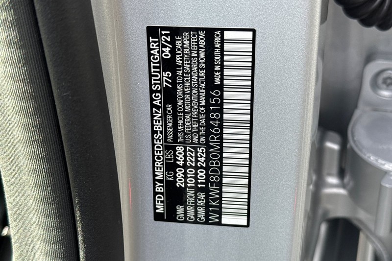 Mercedes-Benz C-Class Vehicle Full-screen Gallery Image 27