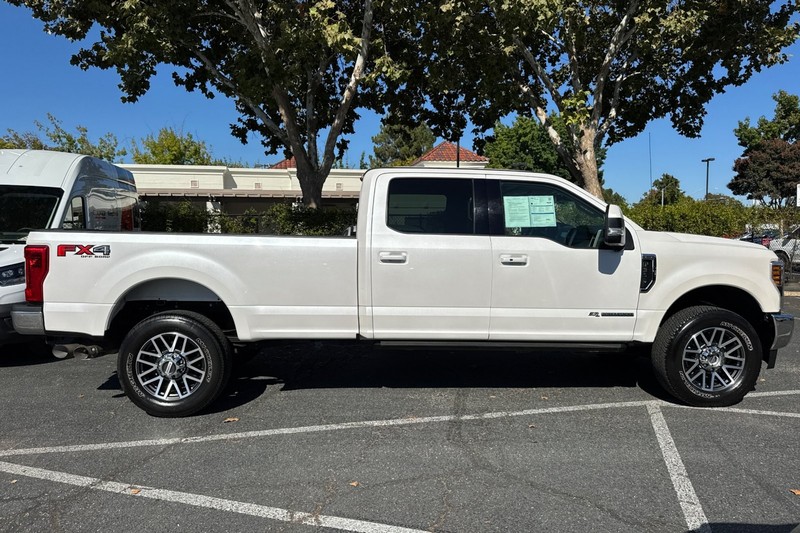 Ford Super Duty F-350 SRW Vehicle Full-screen Gallery Image 03