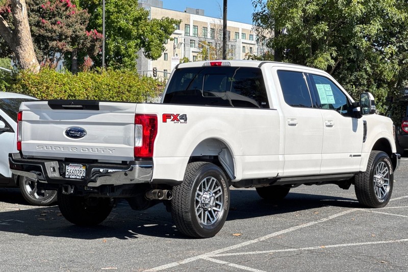 Ford Super Duty F-350 SRW Vehicle Full-screen Gallery Image 04