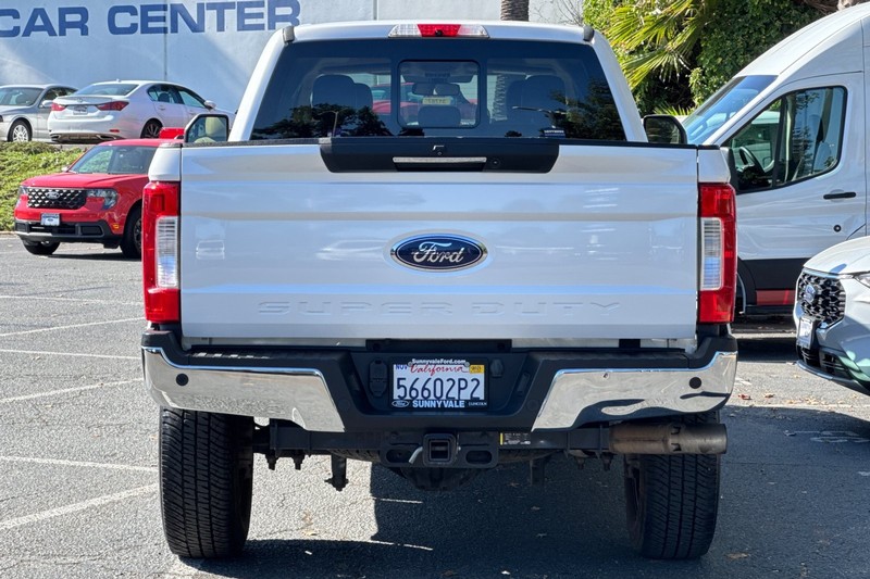 Ford Super Duty F-350 SRW Vehicle Full-screen Gallery Image 05