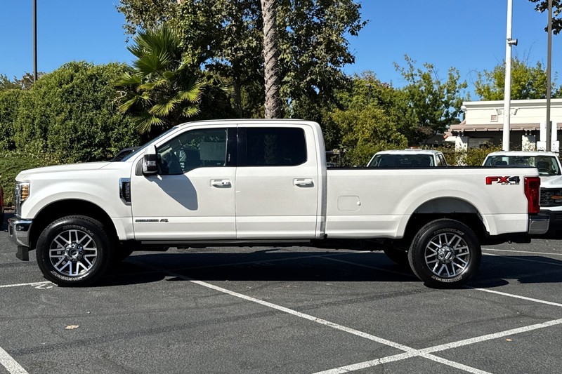 Ford Super Duty F-350 SRW Vehicle Full-screen Gallery Image 08