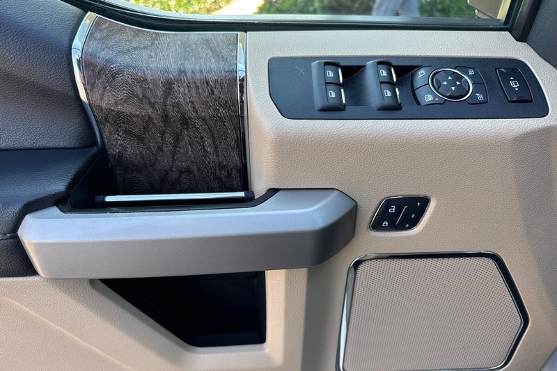 Ford Super Duty F-350 SRW Vehicle Full-screen Gallery Image 12