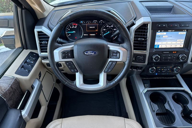 Ford Super Duty F-350 SRW Vehicle Full-screen Gallery Image 15