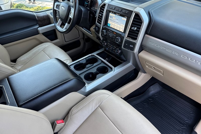 Ford Super Duty F-350 SRW Vehicle Full-screen Gallery Image 16