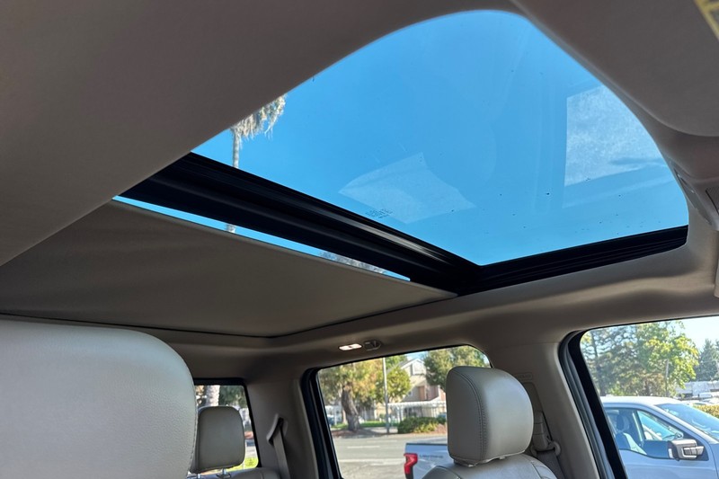 Ford Super Duty F-350 SRW Vehicle Full-screen Gallery Image 17