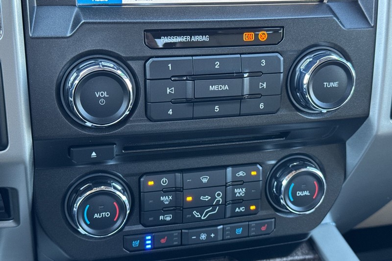 Ford Super Duty F-350 SRW Vehicle Full-screen Gallery Image 21