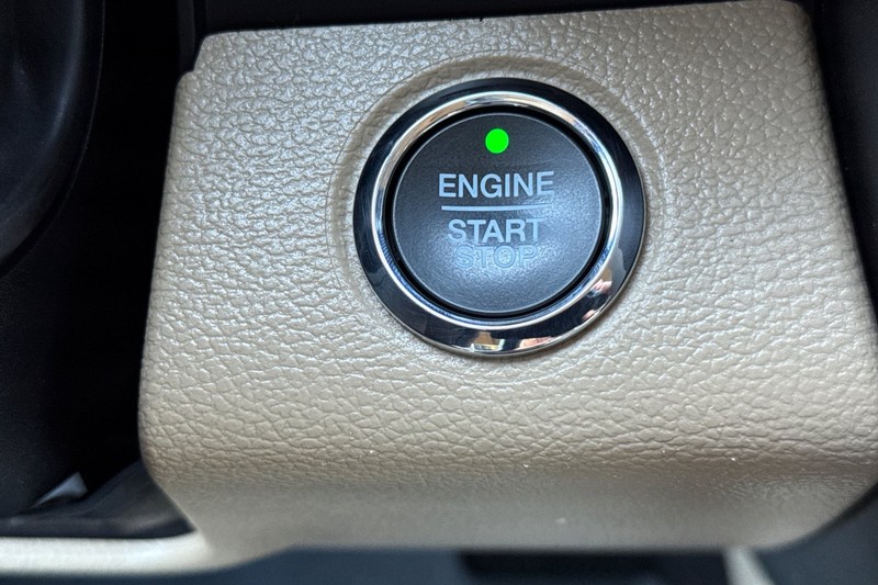 Ford Super Duty F-350 SRW Vehicle Full-screen Gallery Image 23