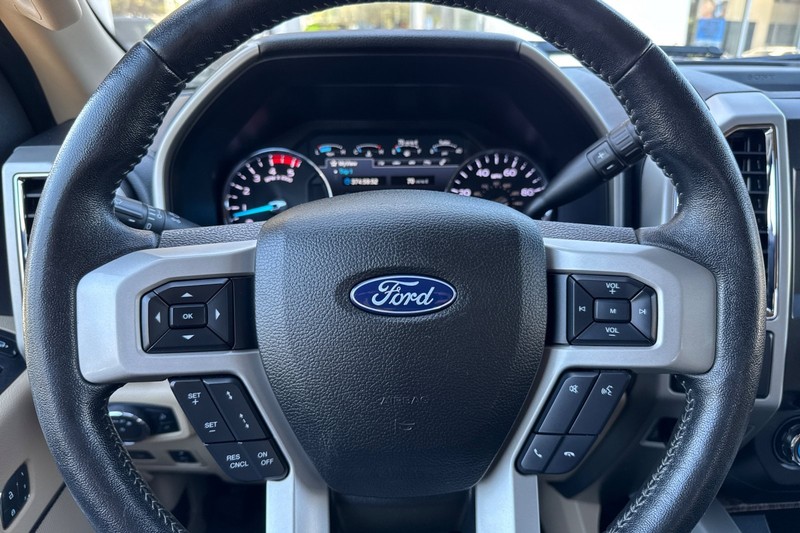 Ford Super Duty F-350 SRW Vehicle Full-screen Gallery Image 24