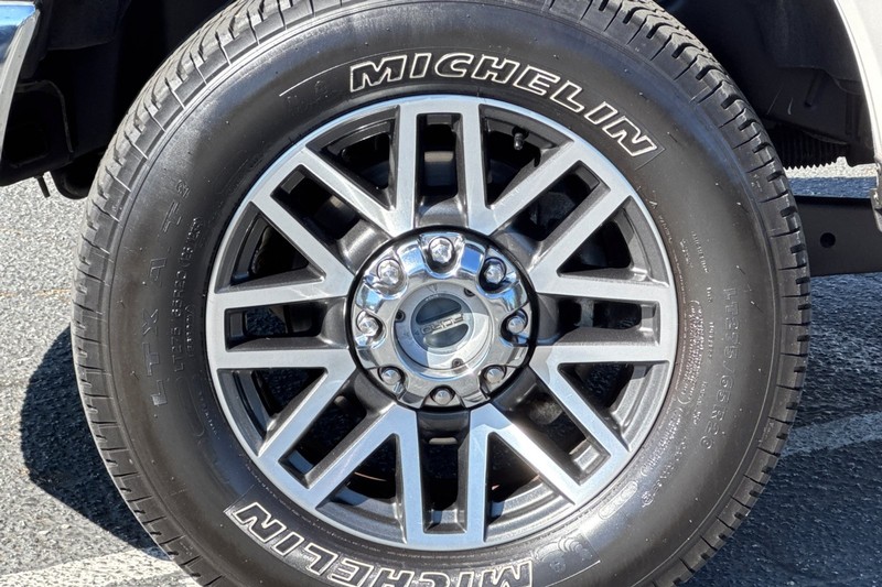 Ford Super Duty F-350 SRW Vehicle Full-screen Gallery Image 27