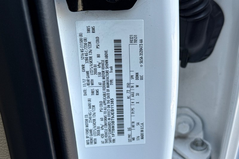 Ford Super Duty F-350 SRW Vehicle Full-screen Gallery Image 28