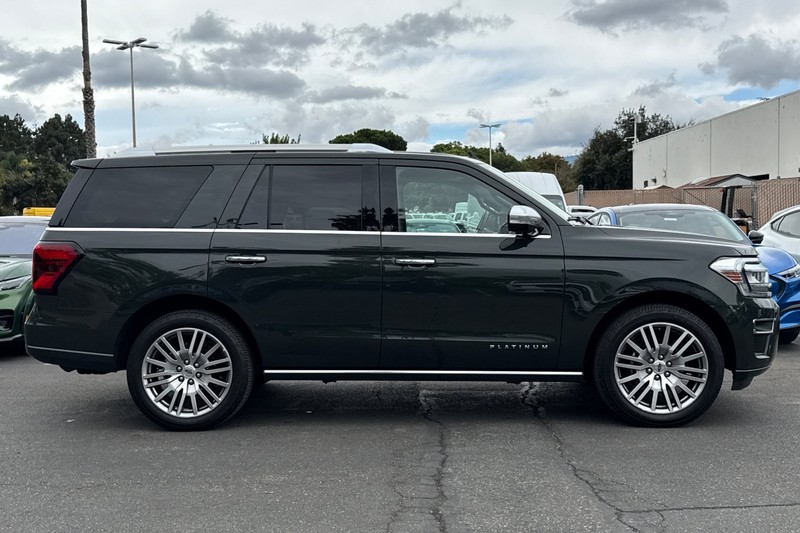 Ford Expedition Vehicle Full-screen Gallery Image 03