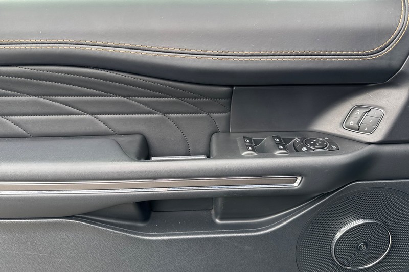 Ford Expedition Vehicle Full-screen Gallery Image 12