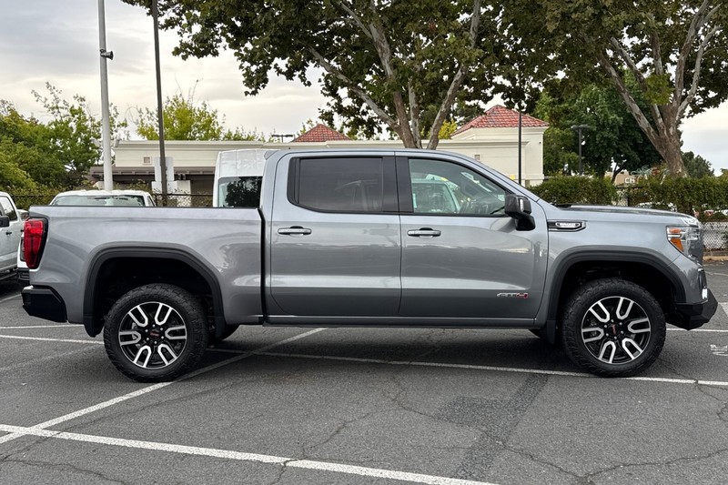 GMC Sierra 1500 Vehicle Full-screen Gallery Image 03