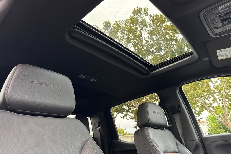 GMC Sierra 1500 Vehicle Full-screen Gallery Image 16