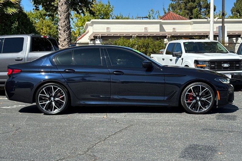 BMW 5 Series Vehicle Full-screen Gallery Image 03