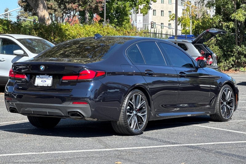 BMW 5 Series Vehicle Full-screen Gallery Image 04