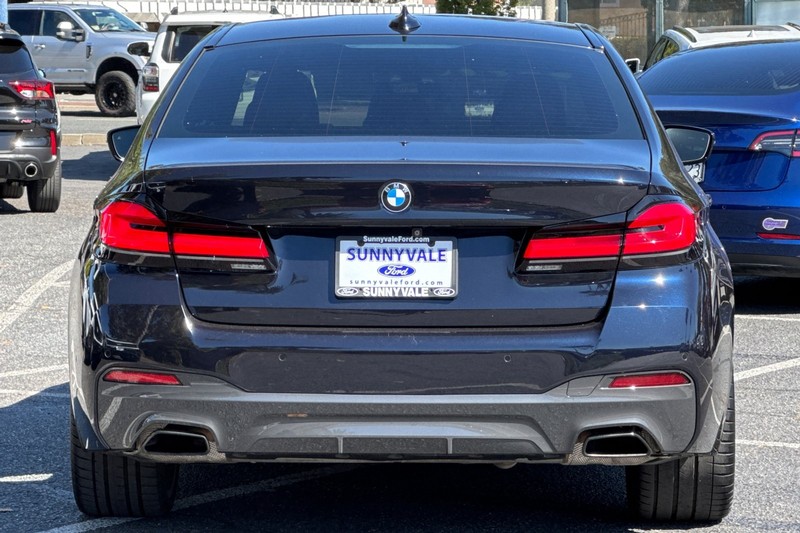 BMW 5 Series Vehicle Full-screen Gallery Image 05