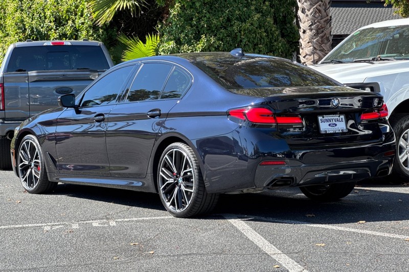 BMW 5 Series Vehicle Full-screen Gallery Image 06