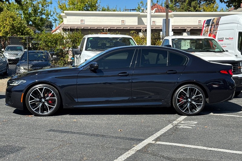 BMW 5 Series Vehicle Full-screen Gallery Image 07