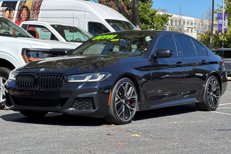 BMW 5 Series Vehicle Full-screen Gallery Image 08