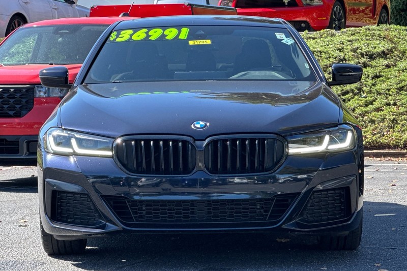 BMW 5 Series Vehicle Full-screen Gallery Image 09