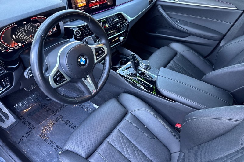 BMW 5 Series Vehicle Full-screen Gallery Image 10