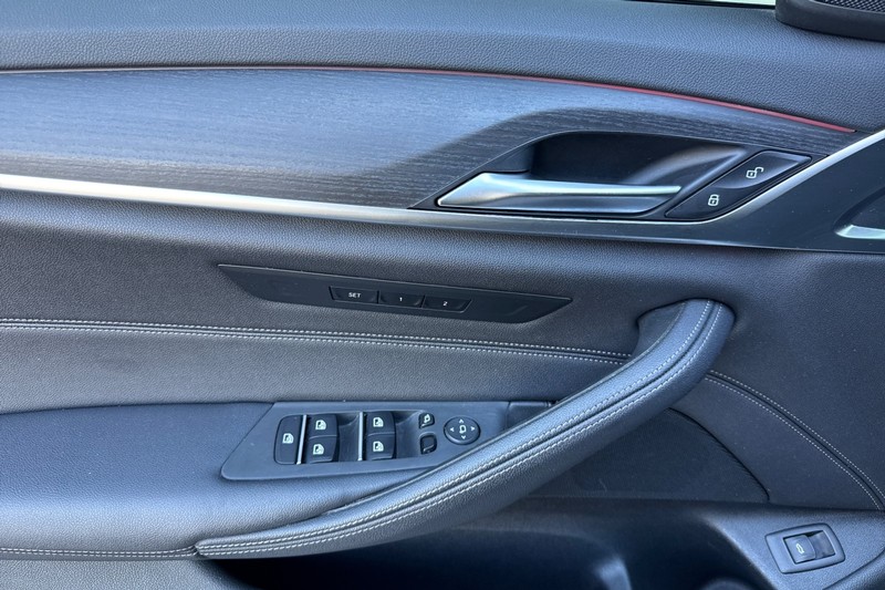 BMW 5 Series Vehicle Full-screen Gallery Image 11