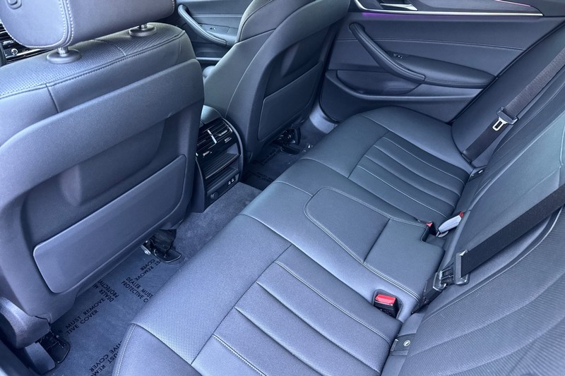 BMW 5 Series Vehicle Full-screen Gallery Image 12