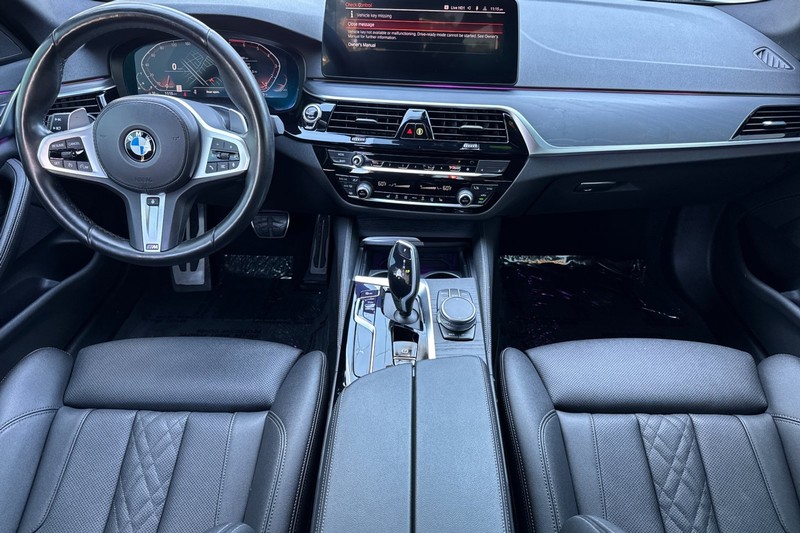 BMW 5 Series Vehicle Full-screen Gallery Image 13