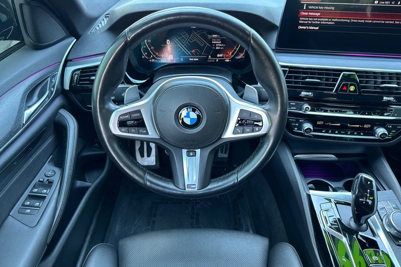 BMW 5 Series Vehicle Full-screen Gallery Image 14