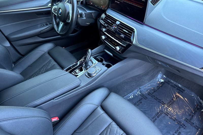 BMW 5 Series Vehicle Full-screen Gallery Image 15