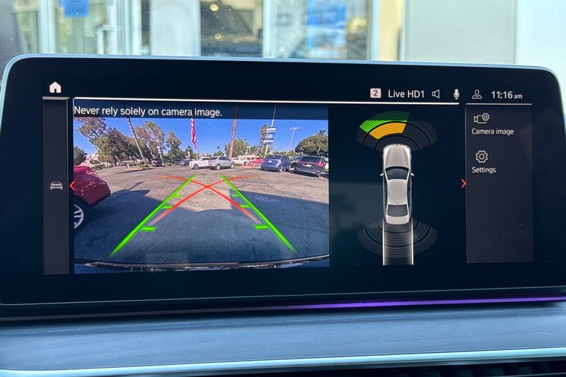 BMW 5 Series Vehicle Full-screen Gallery Image 17