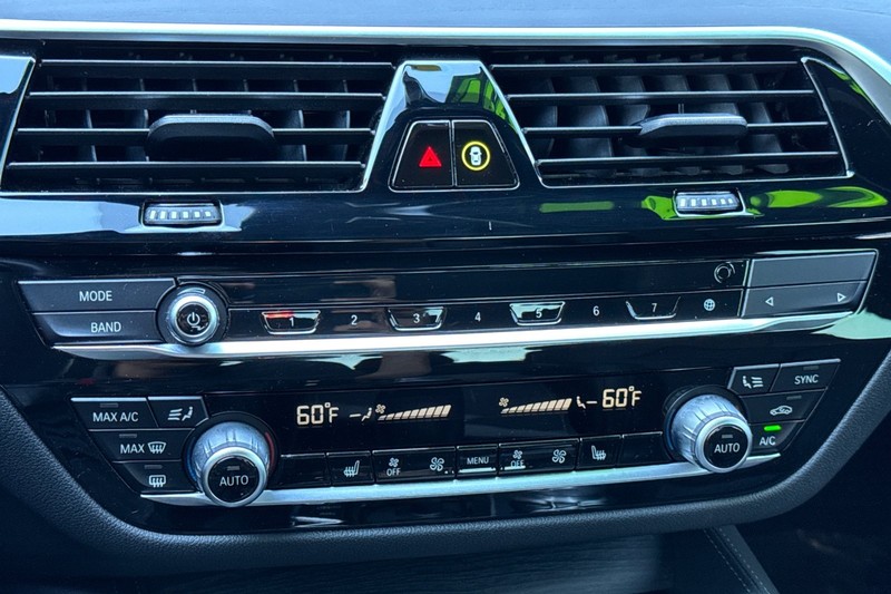 BMW 5 Series Vehicle Full-screen Gallery Image 18