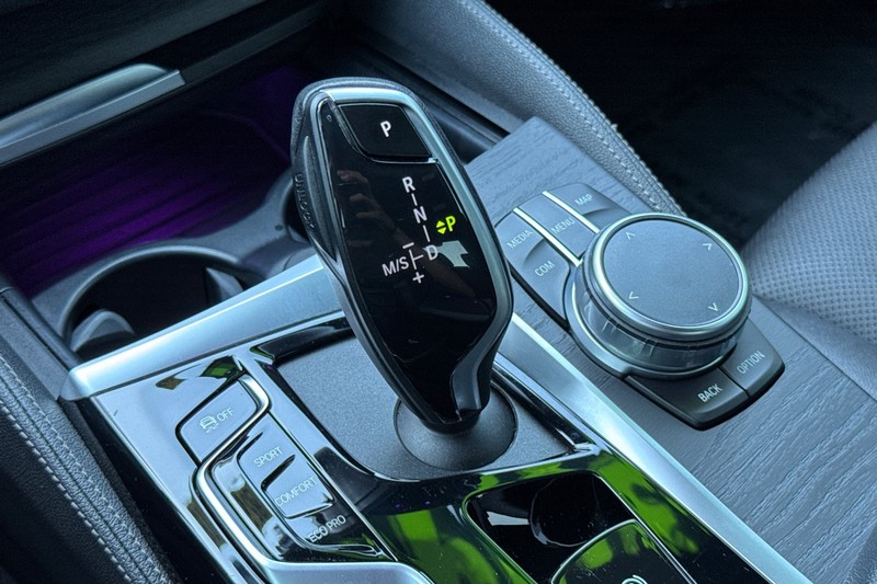 BMW 5 Series Vehicle Full-screen Gallery Image 19