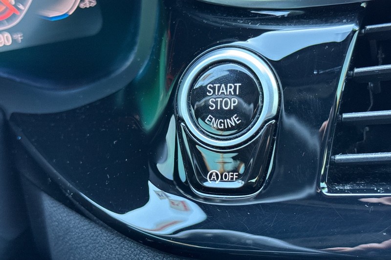 BMW 5 Series Vehicle Full-screen Gallery Image 20