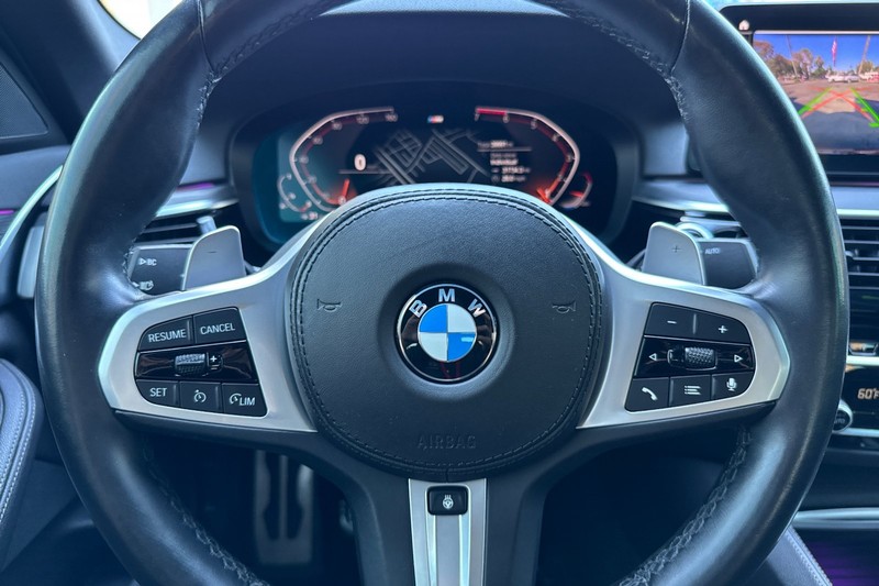 BMW 5 Series Vehicle Full-screen Gallery Image 21