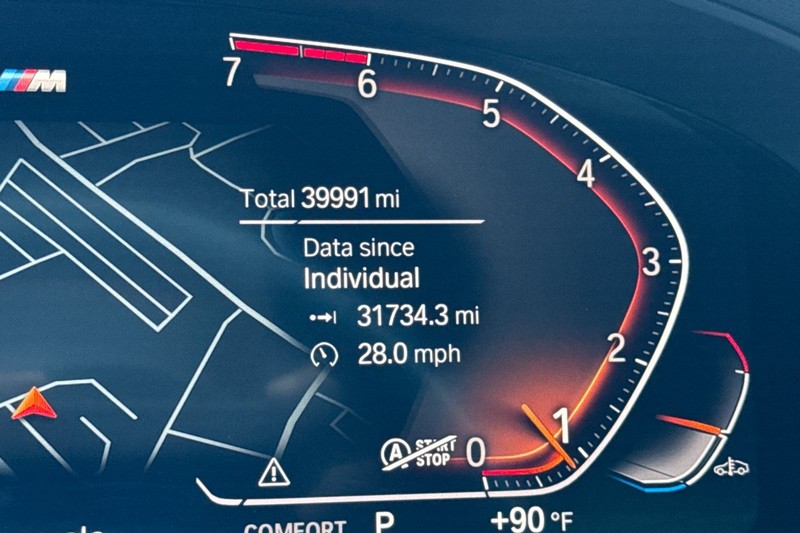 BMW 5 Series Vehicle Full-screen Gallery Image 23